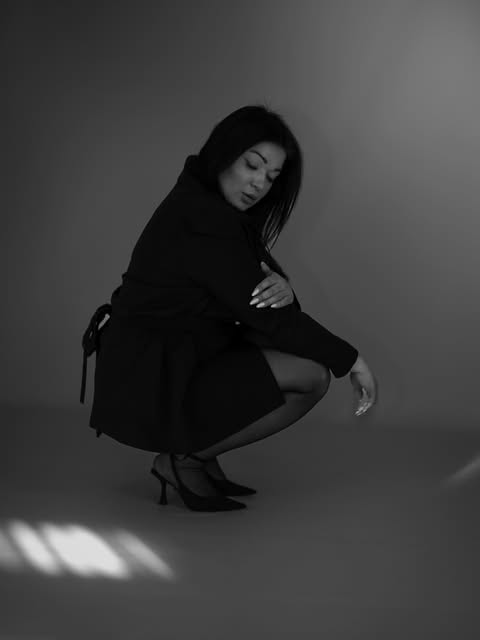 Portret kobiecy w studio, czarno-biały